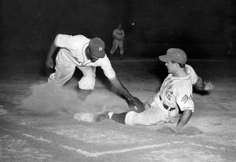 Photo of Jackie Robinson signing with the Montreal Royals in 1945 